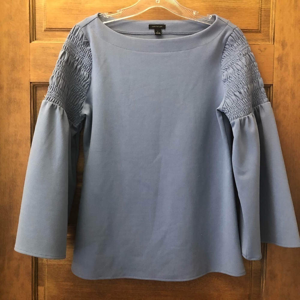 ANN TAYLOR Top/ size S/ Bluesh Grey/ flowy/ bell sleeves with smocked upper arms - Picture 2 of 12